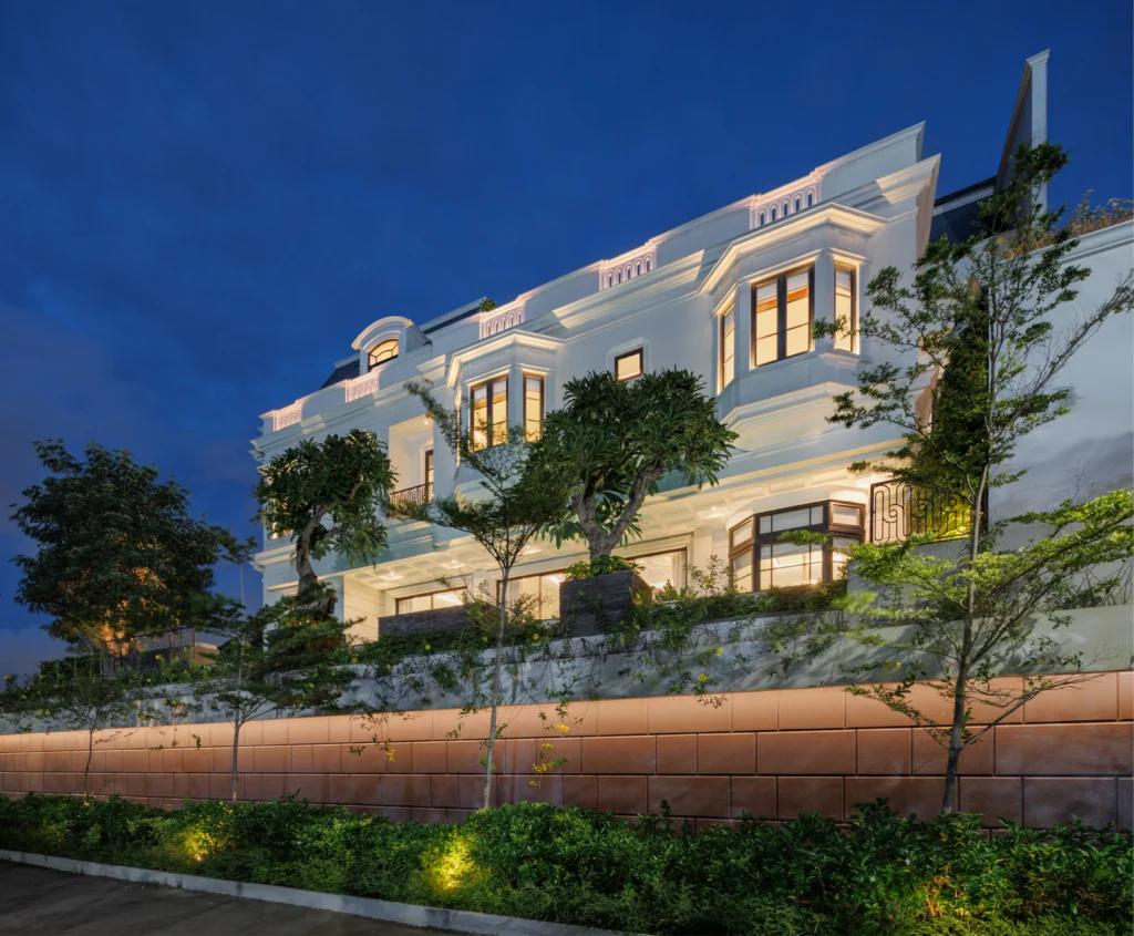 luxury home with fenstela